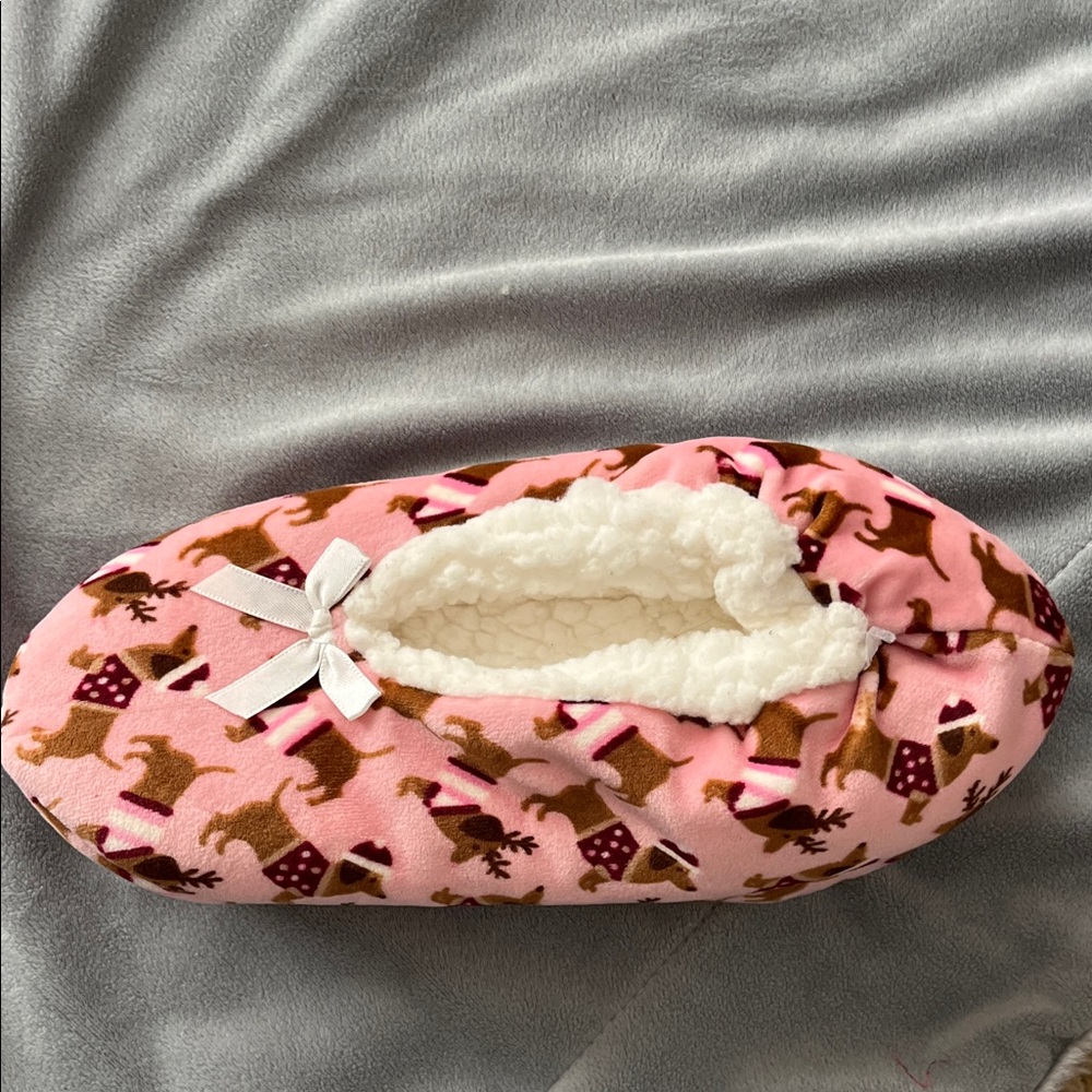 Cozy Pink Reindeer Women's Slippers